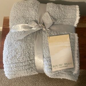 Barefoot dreams throw blanket 40”x60” style:520 light grey (ocean/white)